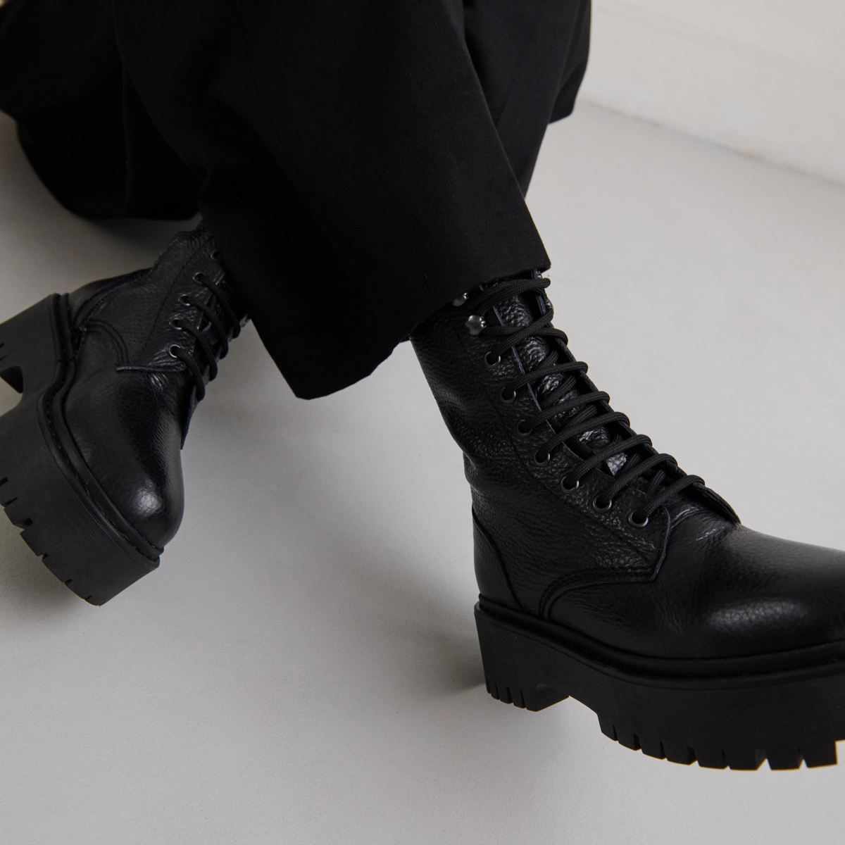 Platform boots with laces in black grained leather | ROBBO