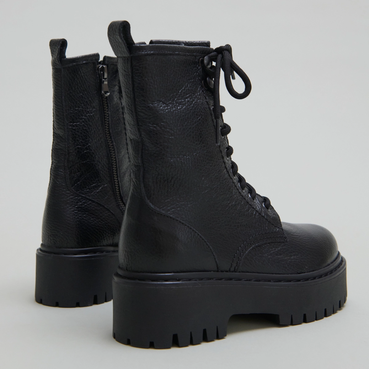 Platform boots with laces in black grained leather | ROBBO