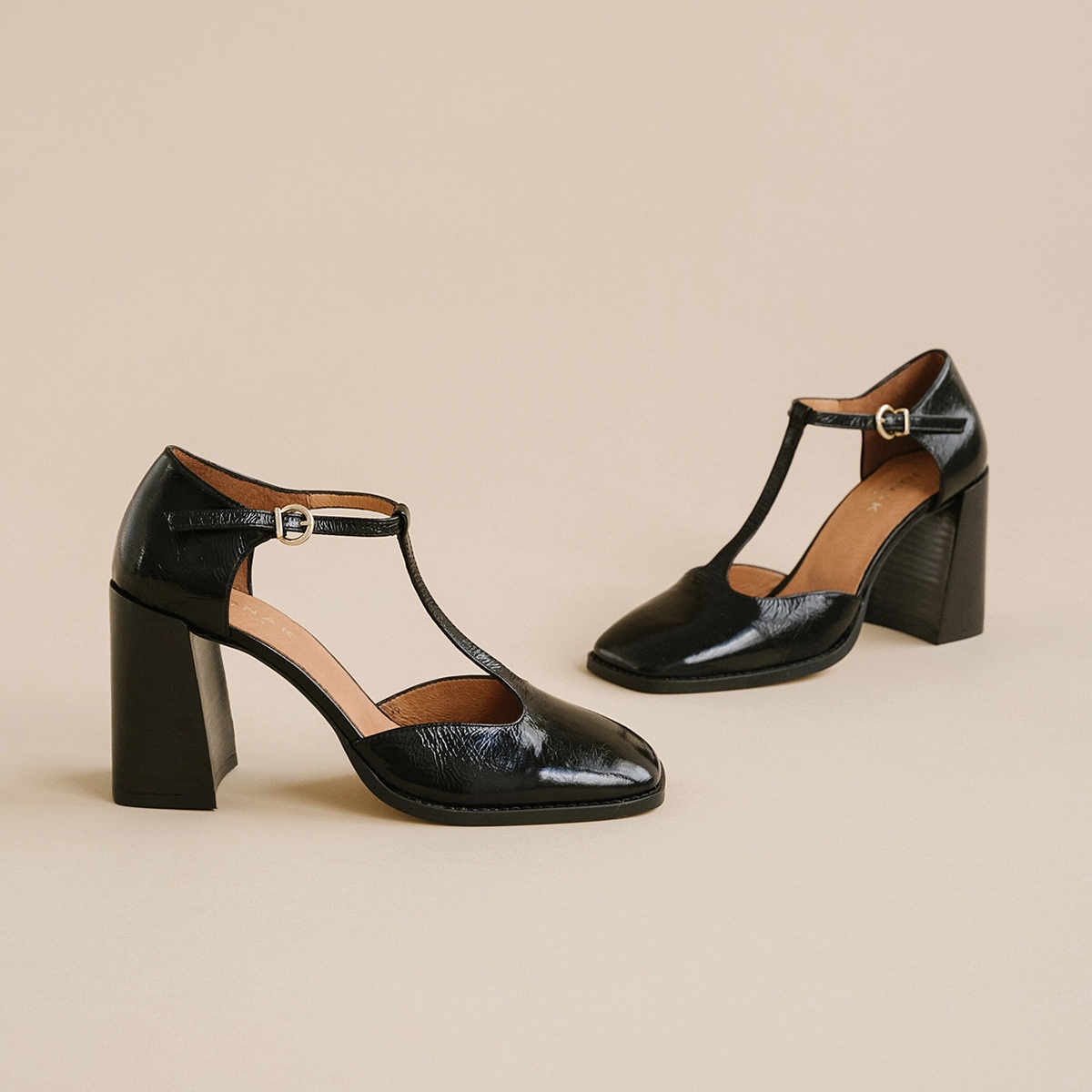 Babies high heels and square toes with straps in black shiny leather | VALLON