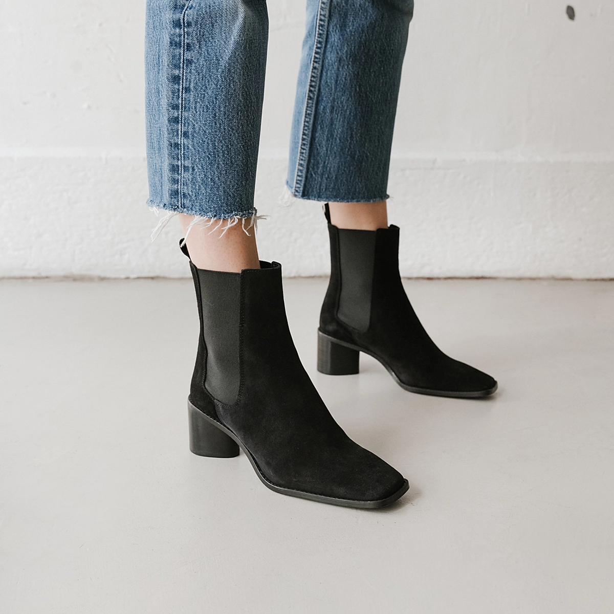 Mid-heeled ankle boots with square toes and elastics in black suede | BERGAMOTE