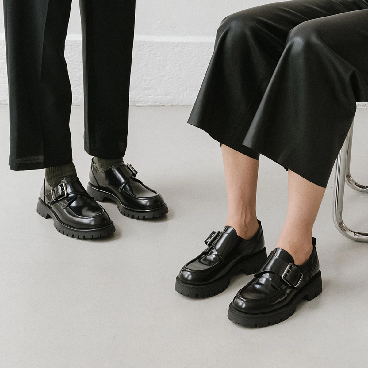 Derbies with flat heels, buckles and visible seams in black shiny leather | RAID