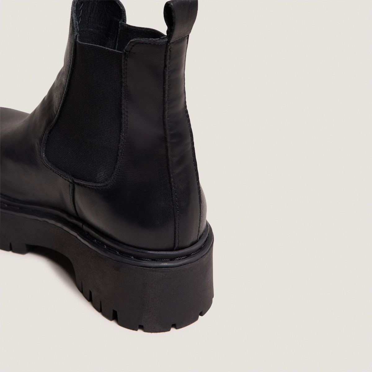 Platform boots with round toes in black leather | RAVIE