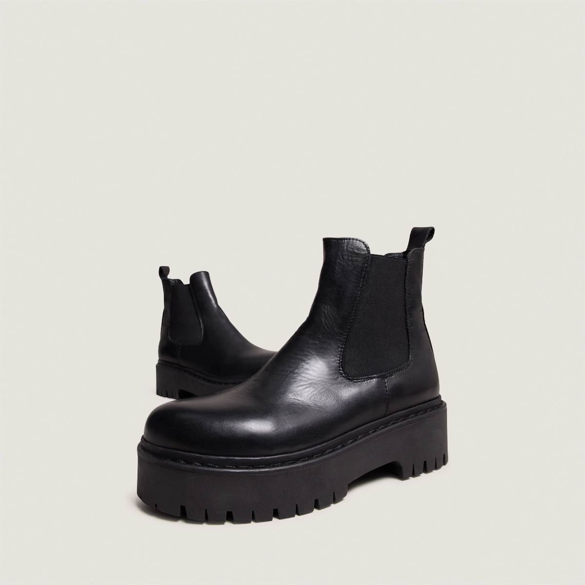 Platform boots with round toes in black leather | RAVIE
