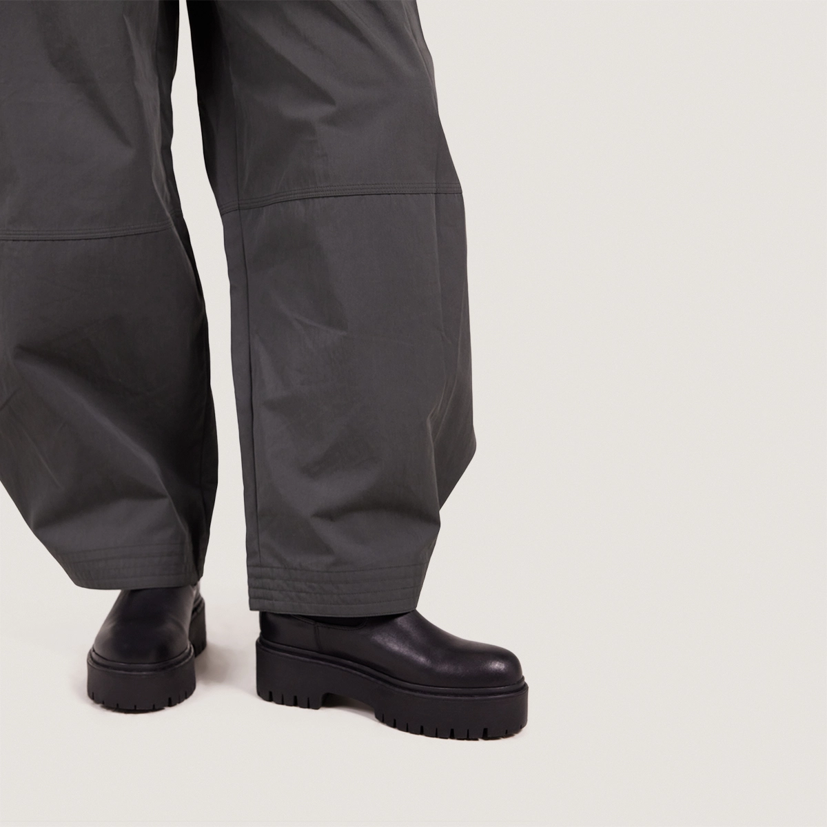 Platform boots with round toes in black leather | RAVIE