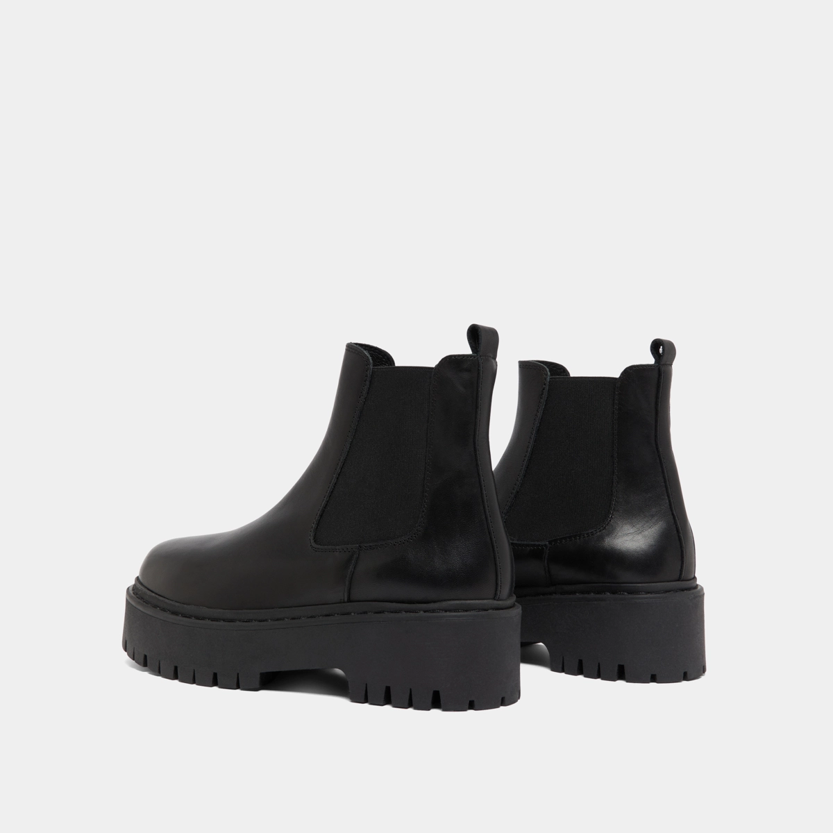 Platform boots with round toes in black leather | RAVIE