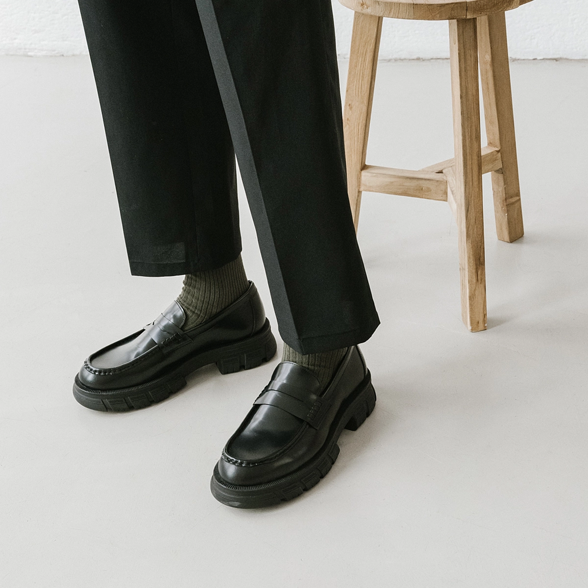 Moccasins with notched soles in glazed black leather | DIAQUO