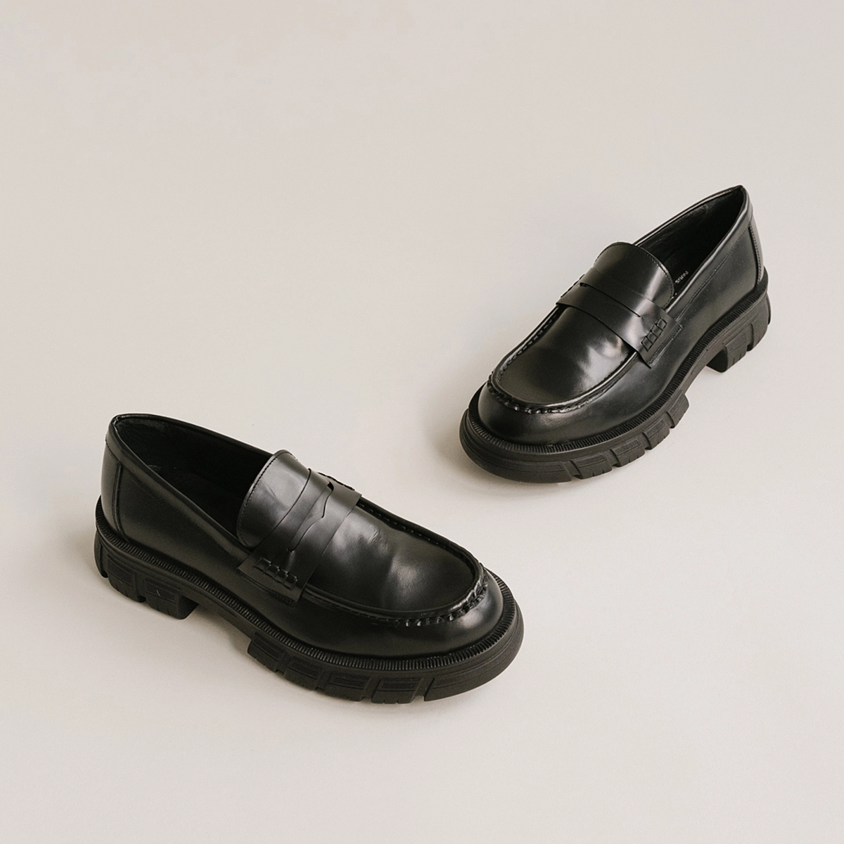 Moccasins with notched soles in glazed black leather | DIAQUO