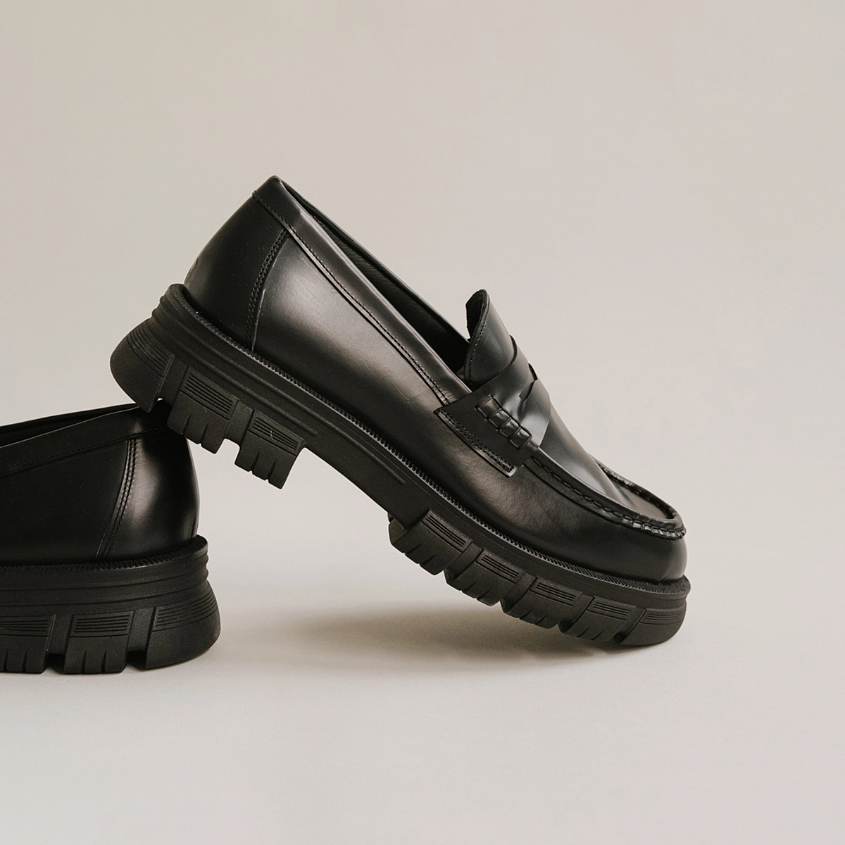Moccasins with notched soles in glazed black leather | DIAQUO