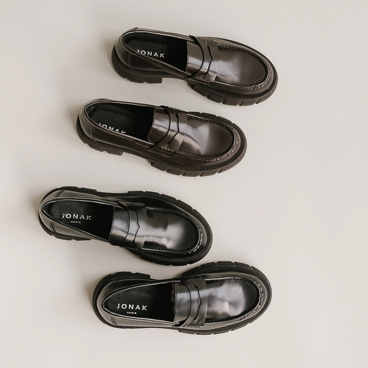 Moccasins with notched soles in glazed black leather | DIAQUO