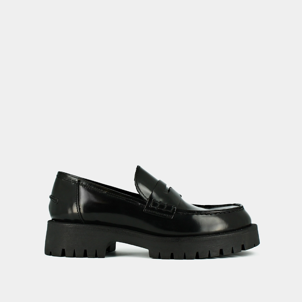 Moccasins with notched soles in glazed black leather | RIMANA