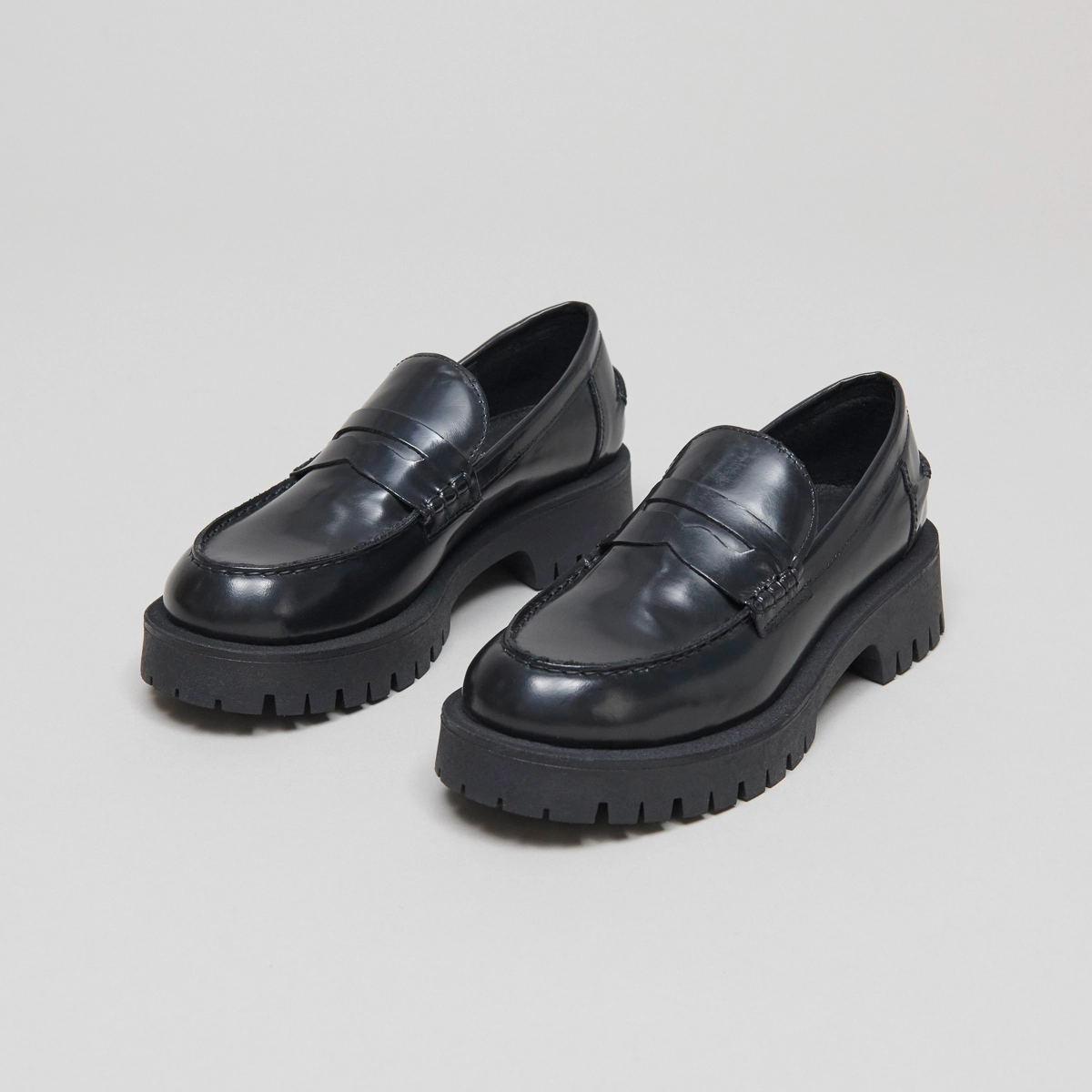 Moccasins with notched soles in glazed black leather | RIMANA