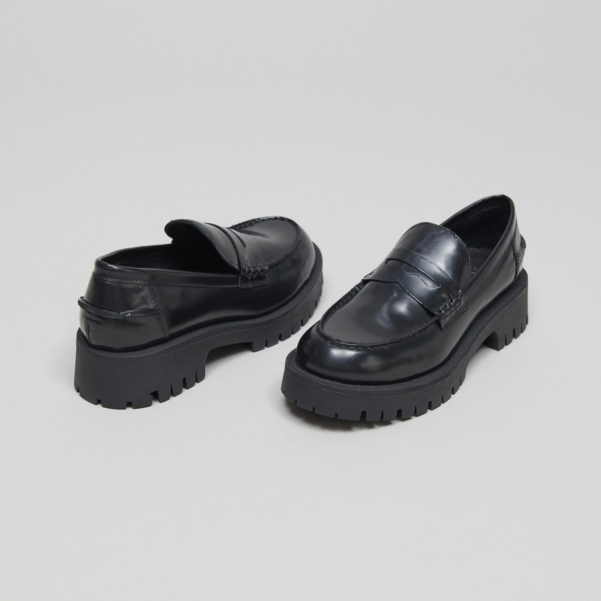 Moccasins with notched soles in glazed black leather | RIMANA