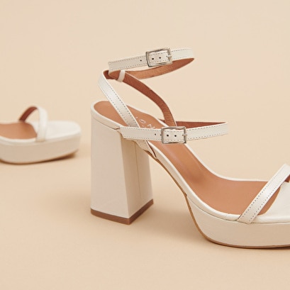 Strap and platform sandals in unbleached distressed leather