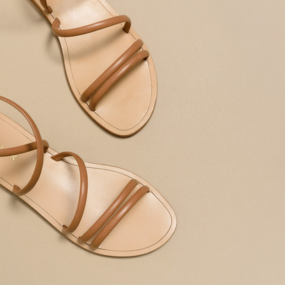 Flat sandals with straps in camel leather | apolline