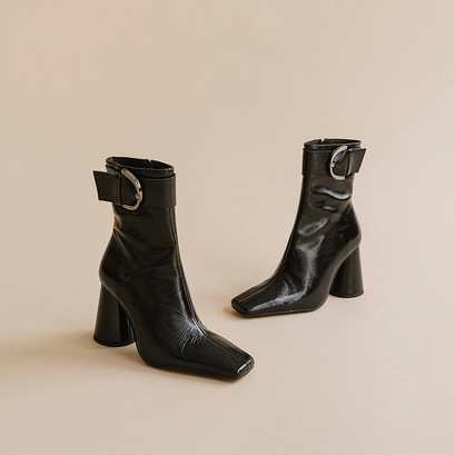 High ankle heel boots with buckles and round toes in black pleated patent leather | bandol