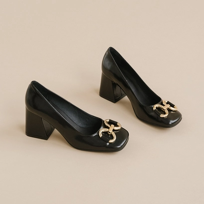 High heels and bows in black glazed leather | dostony