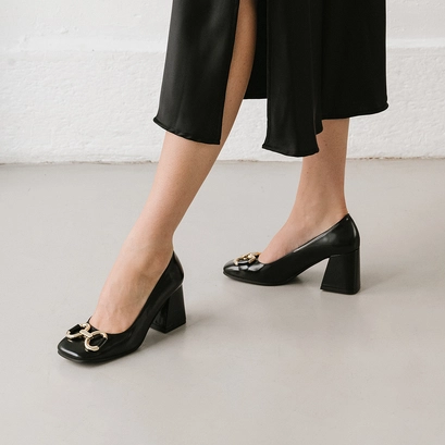 High heels and bows in black glazed leather | dostony