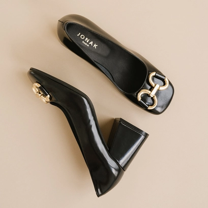 High heels and bows in black glazed leather | dostony