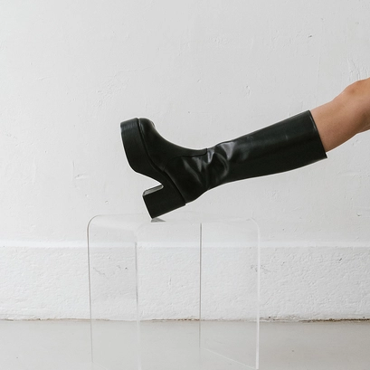 Platform boots with round toes in black leather | bag