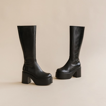 Platform boots with round toes in black leather | bag