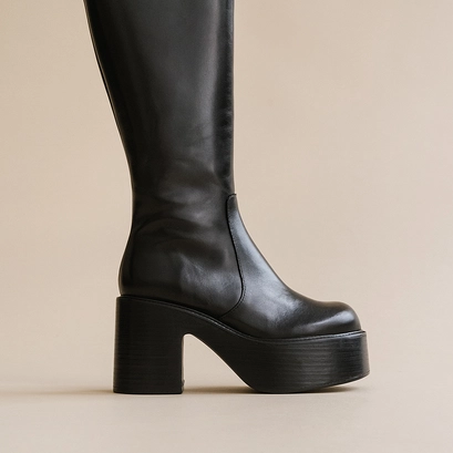 Platform boots with round toes in black leather | bag