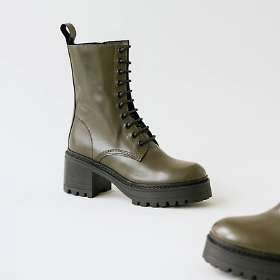 Platform boots with laces in glazed khaki leather | rumba