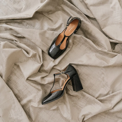 Babies high heels and square toes with straps in black shiny leather | vallon