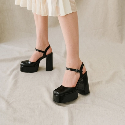 Platform slippers with straps in black patent | bachelier
