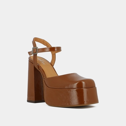 Platform slippers with straps in pleated cognac patent | bachelier