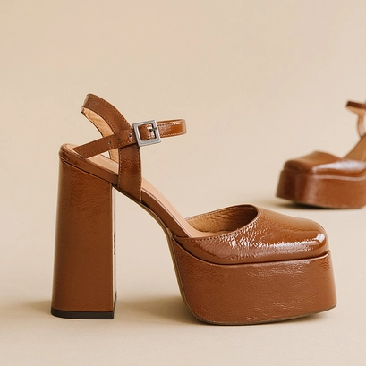 Platform slippers with straps in pleated cognac patent | bachelier