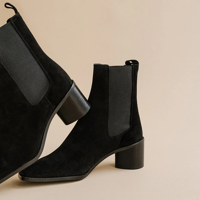 Mid-heeled ankle boots with square toes and elastics in black suede | bergamote