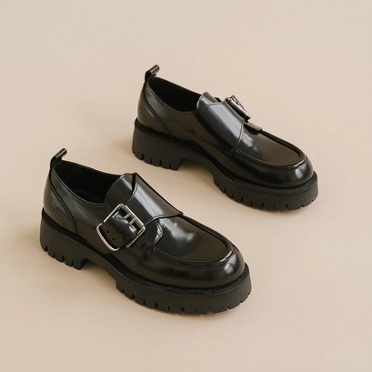 Derbies with flat heels, buckles and visible seams in black shiny leather | raid
