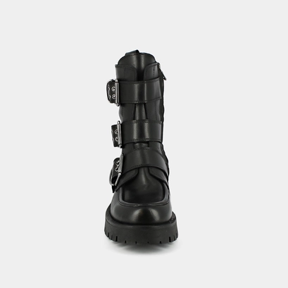 Boots with notched soles and straps in black leather | runner