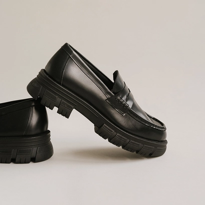 Moccasins with notched soles in glazed black leather | diaquo