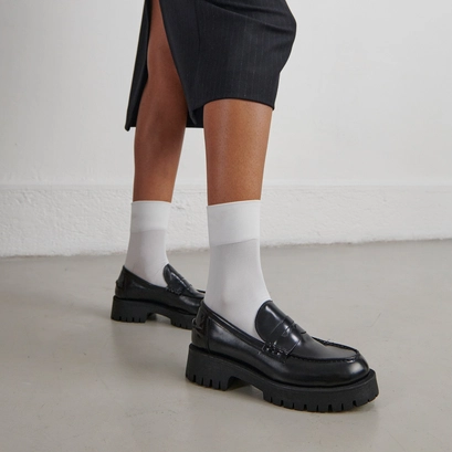 Moccasins with notched soles in glazed black leather | rimana