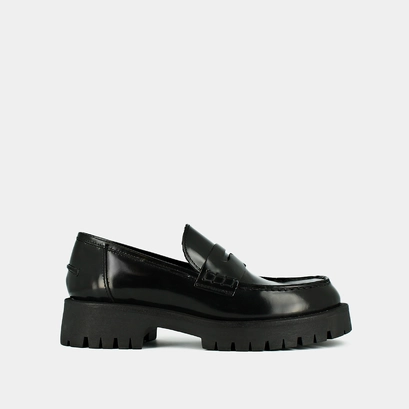 Moccasins with notched soles in glazed black leather | rimana