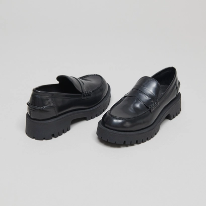 Moccasins with notched soles in glazed black leather | rimana