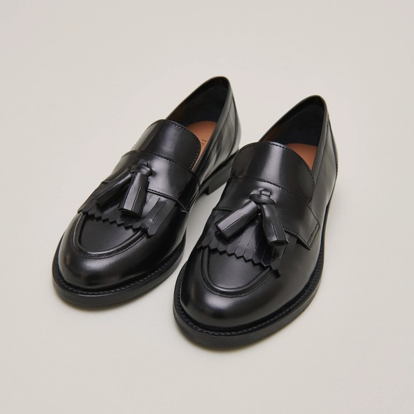 Flat heel loafers with tassels in black leather | DIE