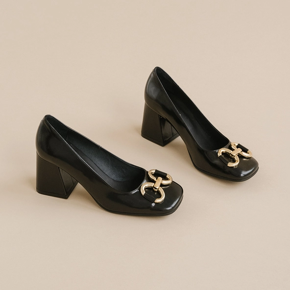 High heels and bows in black glazed leather | DOSTONY