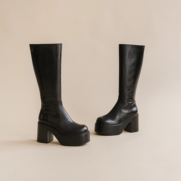 Platform boots with round toes in black leather | BAG