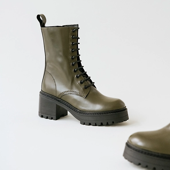 Platform boots with laces in glazed khaki leather | RUMBA