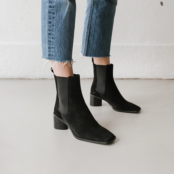 Mid-heeled ankle boots with square toes and elastics in black suede | BERGAMOTE