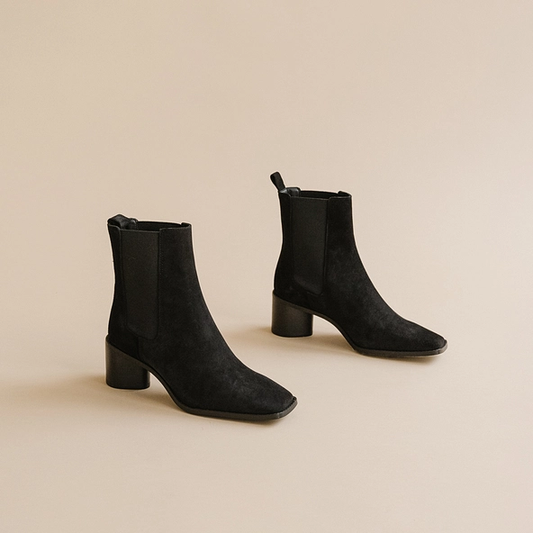 Mid-heeled ankle boots with square toes and elastics in black suede | BERGAMOTE