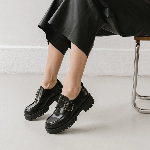 Derbies with flat heels, buckles and visible seams in black shiny leather | RAID