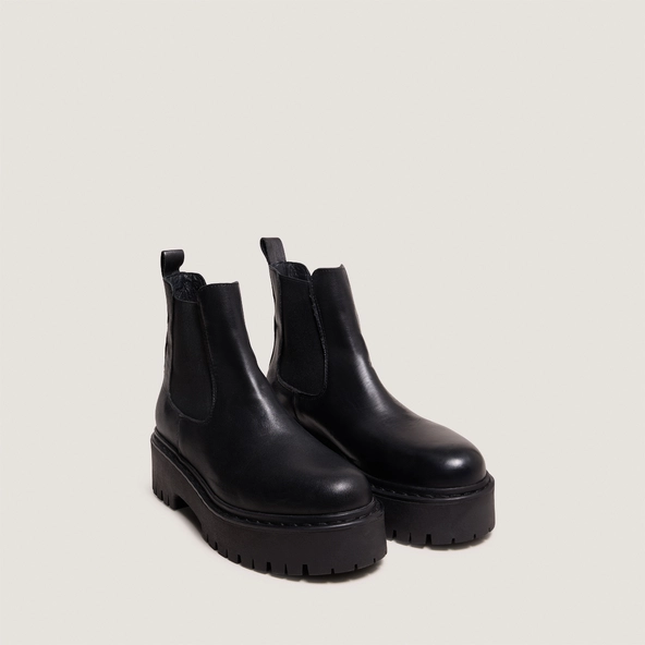 Platform boots with round toes in black leather | RAVIE