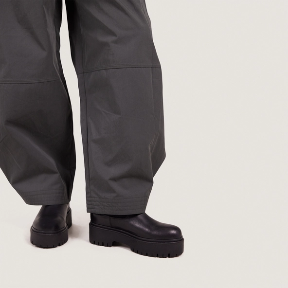 Platform boots with round toes in black leather | RAVIE