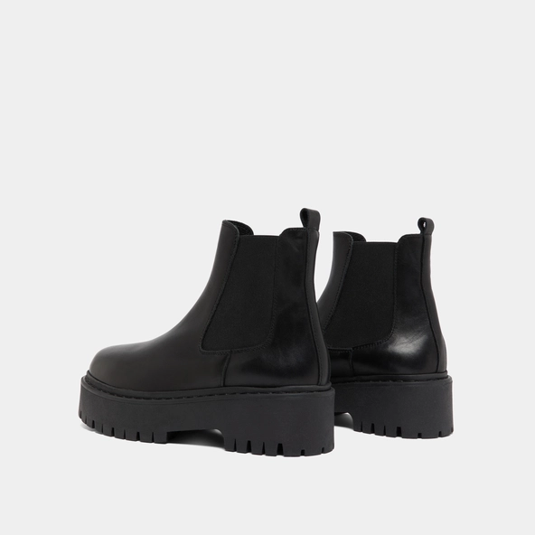 Platform boots with round toes in black leather | RAVIE