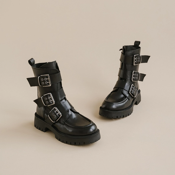 Boots with notched soles and straps in black leather | RUNNER