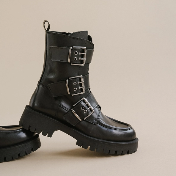 Boots with notched soles and straps in black leather | RUNNER