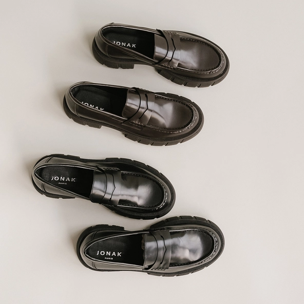Moccasins with notched soles in glazed black leather | DIAQUO